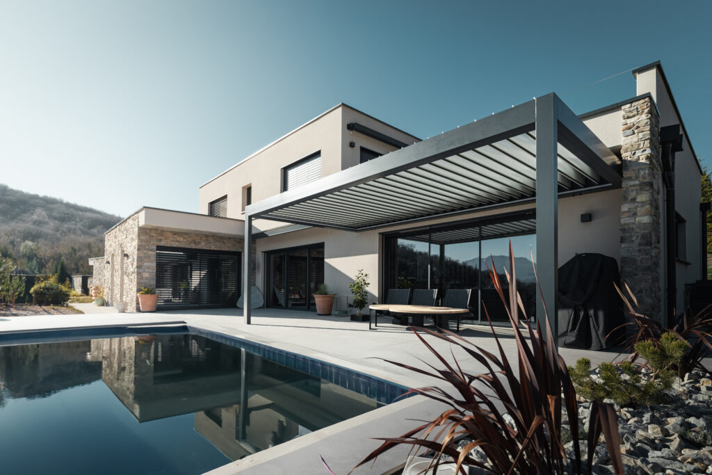 Maison réalisée par Maisons Alpes Savoie sur les hauteurs de Saint Alban Leysse, en Savoie.