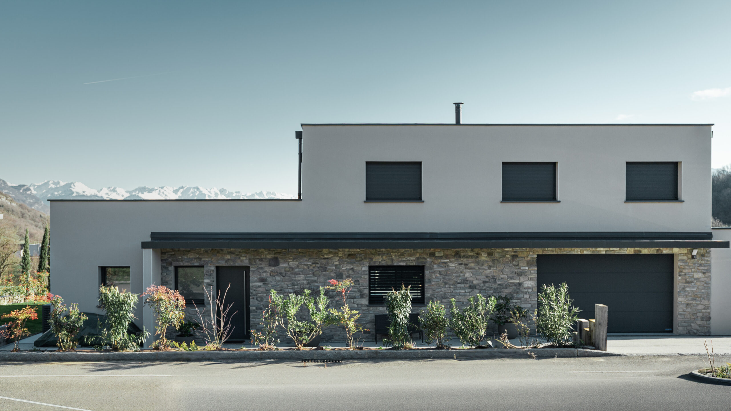 Maison avec vue sur la chaine des Beldonnes construite par Maisons Alpes Savoie à Saint Alban Leysse en Savoie.