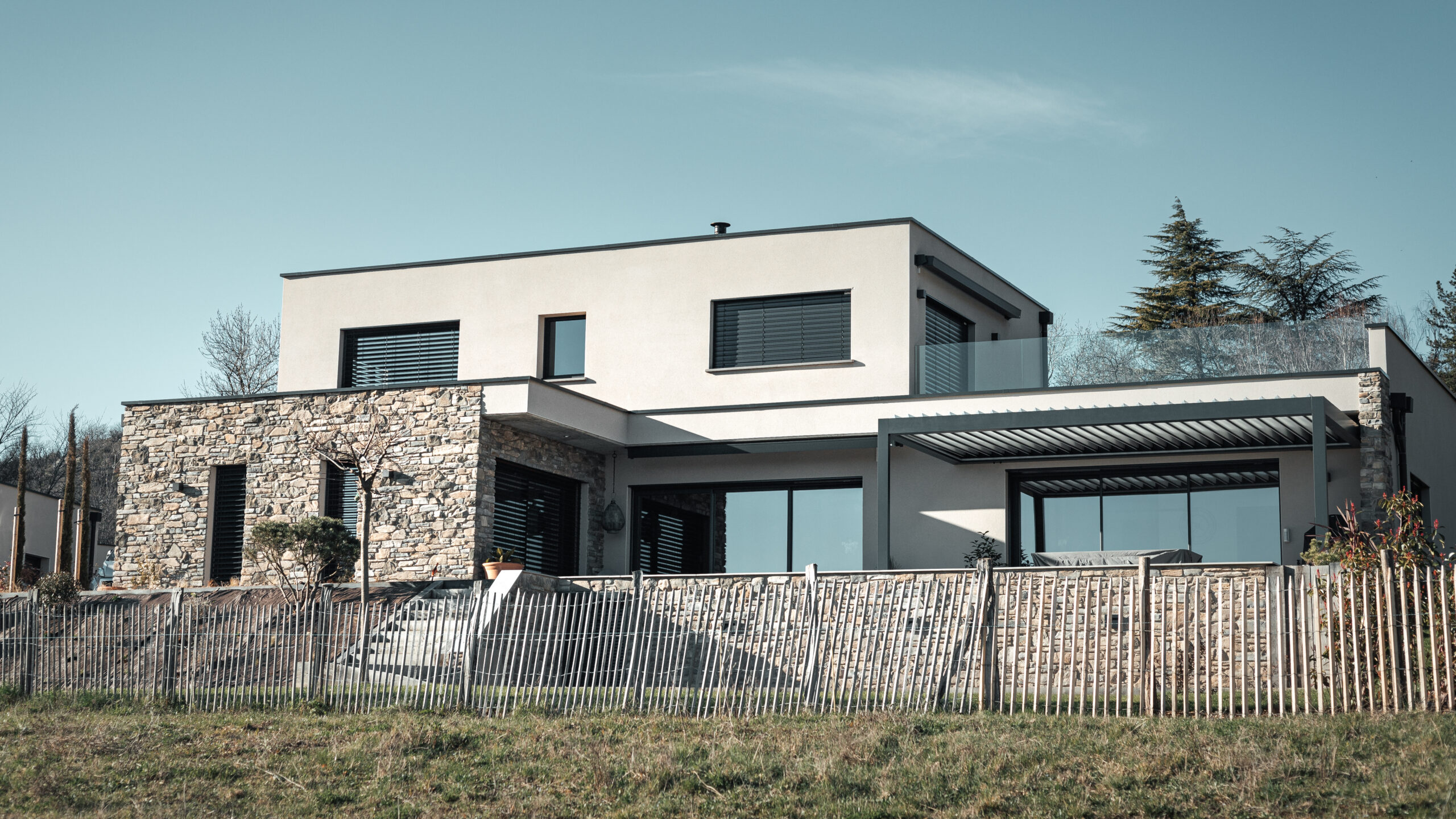 Magnifique maison moderne et contemporaine. Toit plat, piscine. Projet réalisé sur Saint Alban Leysse, en Savoie.