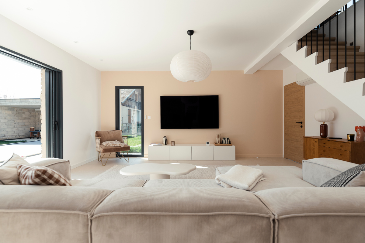 Vue intérieure d'un salon contemporain et moderne d'une maison individuelle construite par Maisons Alpes Savoie à Chambéry en Savoie.