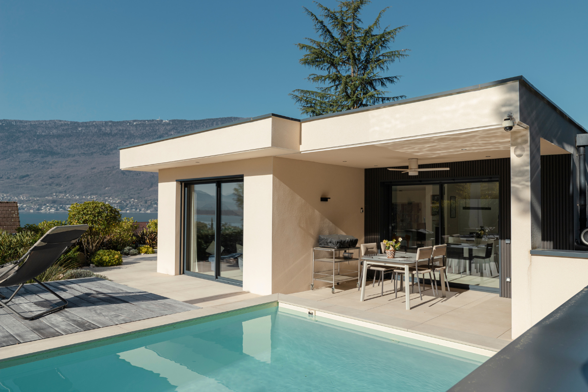 Vue de la terrasse de cette maison moderne sur deux niveaux à Tresserve réalisé par Maisons Alpes Savoie.