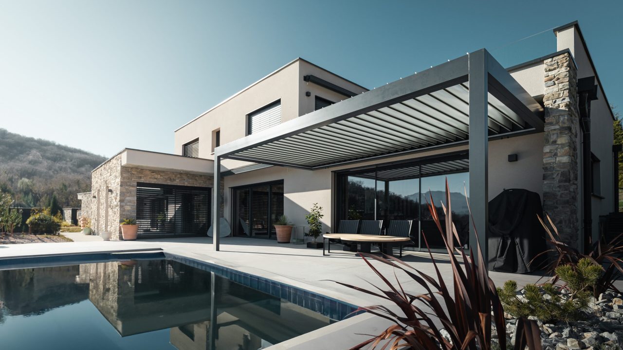 Maison réalisée par Maisons Alpes Savoie sur les hauteurs de Saint Alban Leysse, en Savoie.
